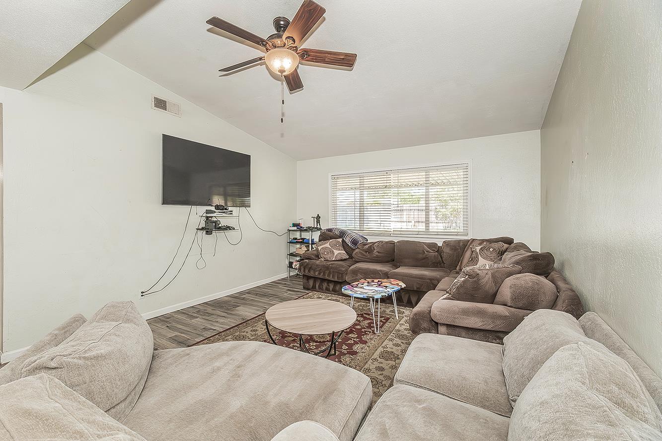 1385 Bernadine Dr, Clovis, CA 93611