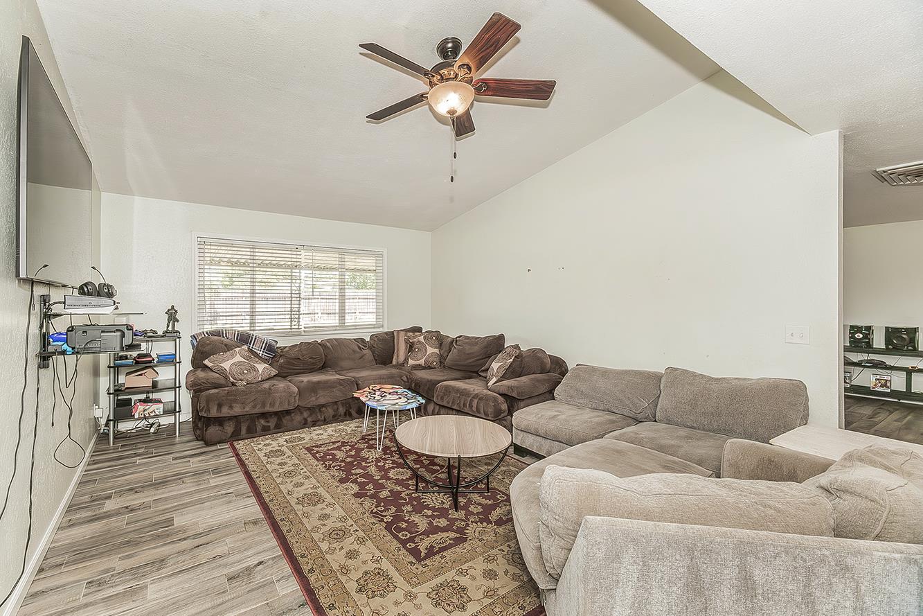 1385 Bernadine Dr, Clovis, CA 93611