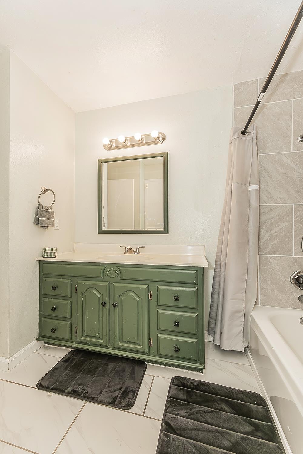 1385 Bernadine Dr, Clovis, CA 93611