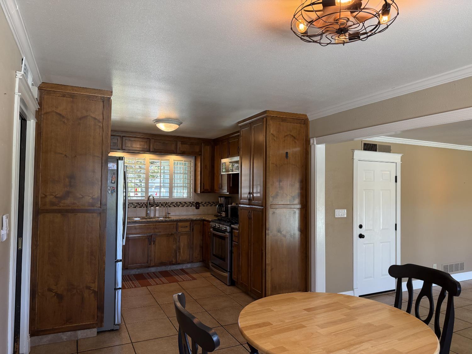 667 E Birch Ave, Fresno, CA 93720