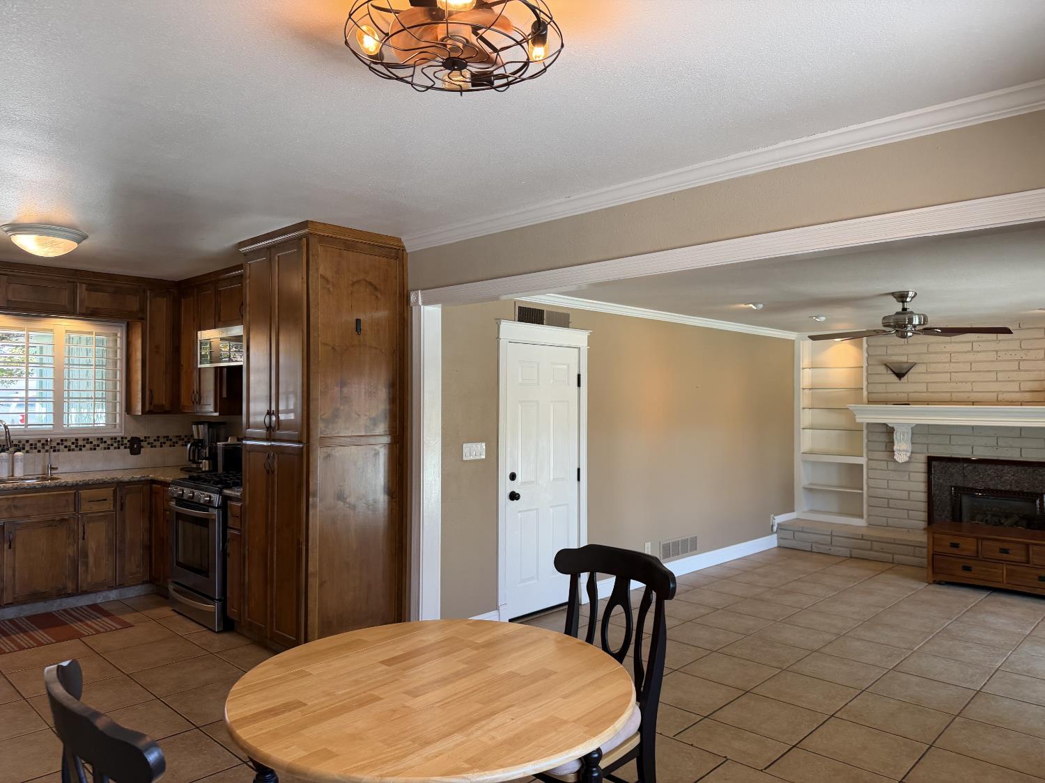 667 E Birch Ave, Fresno, CA 93720