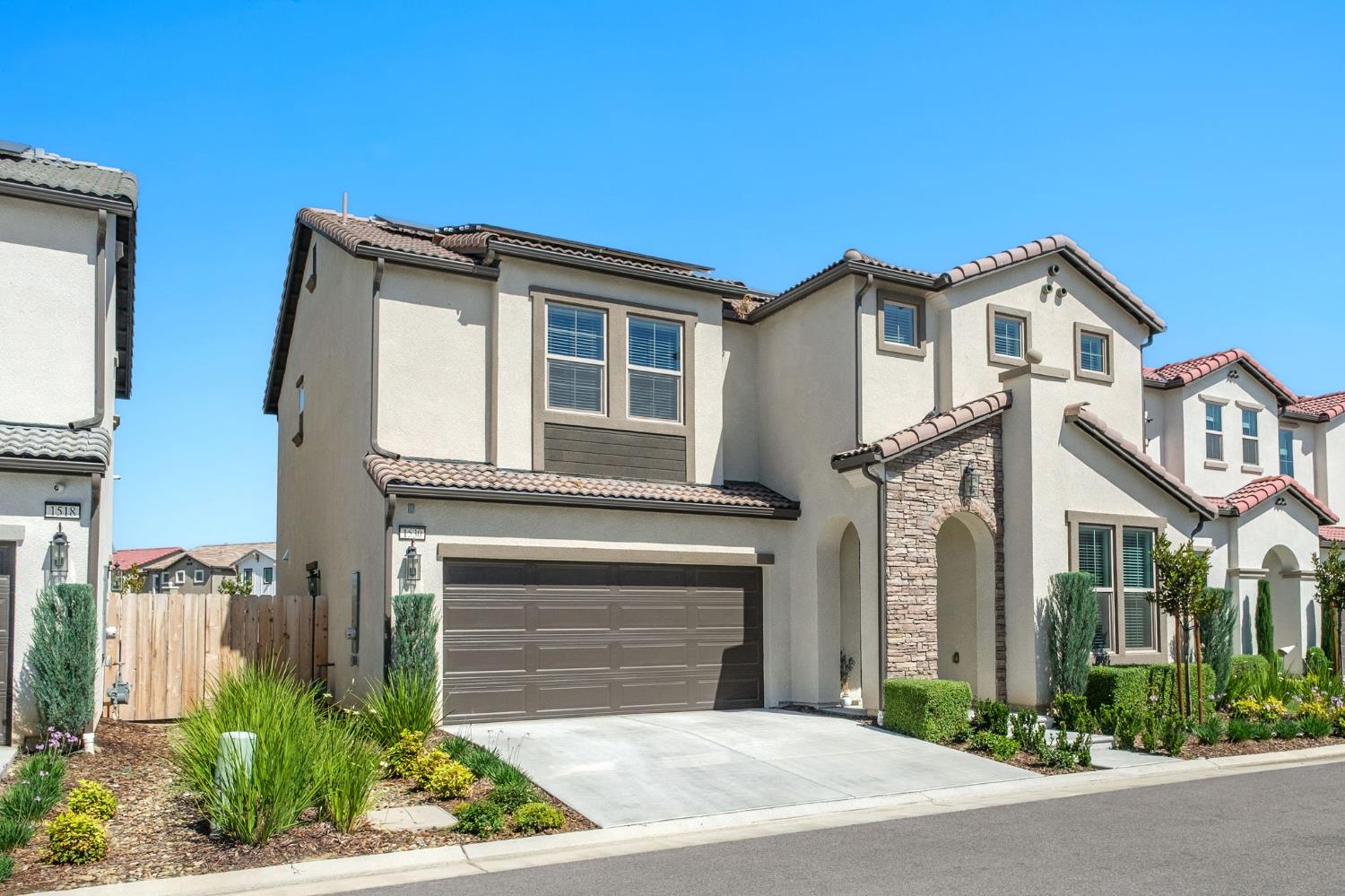 1530 E Via Lupino Dr, Fresno, CA 93730