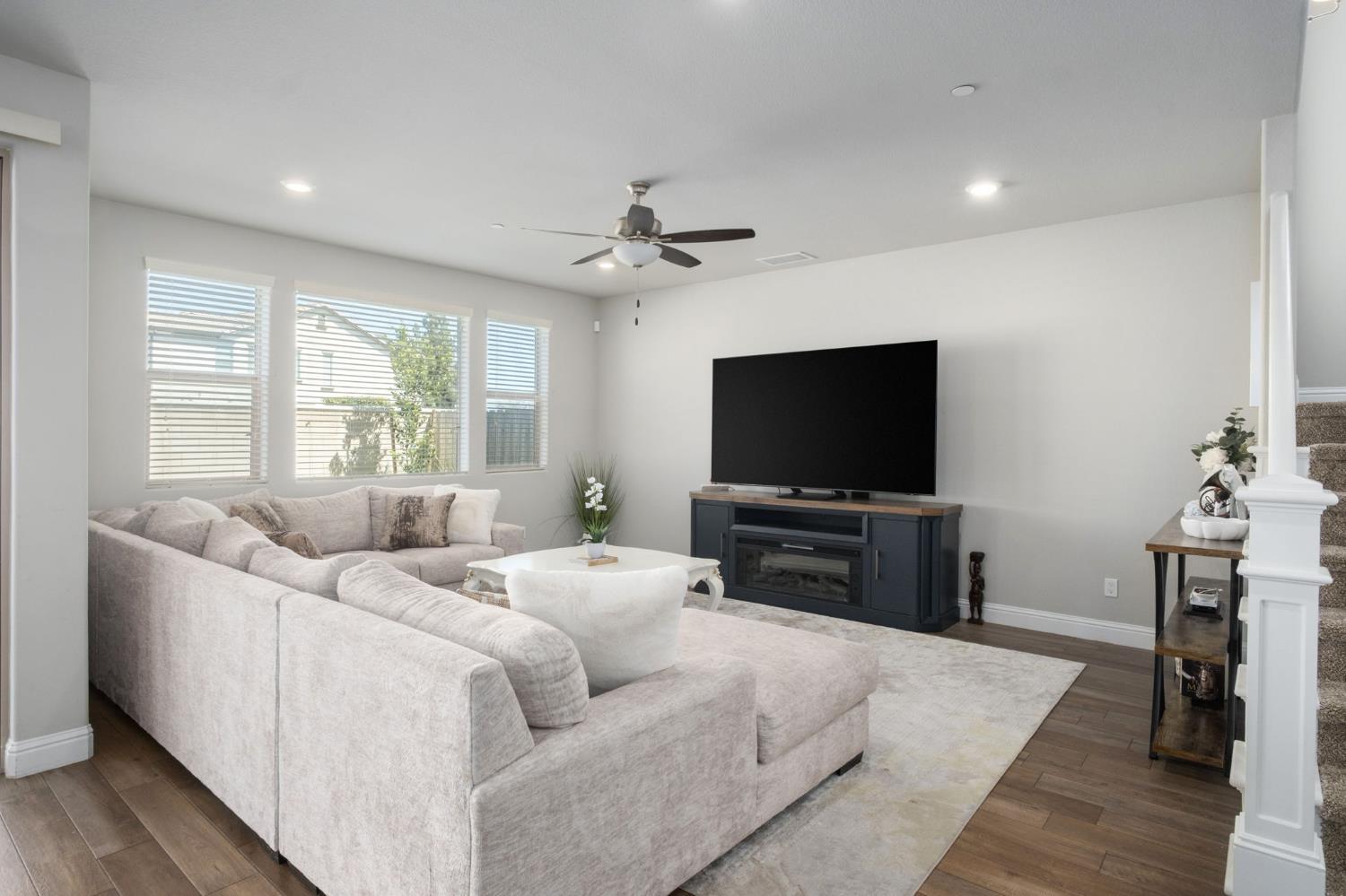 1530 E Via Lupino Dr, Fresno, CA 93730