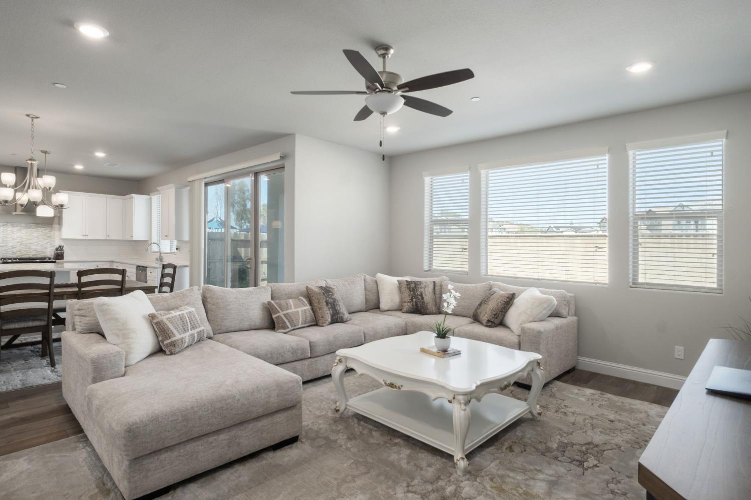 1530 E Via Lupino Dr, Fresno, CA 93730