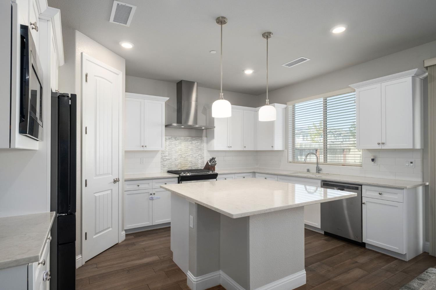 1530 E Via Lupino Dr, Fresno, CA 93730