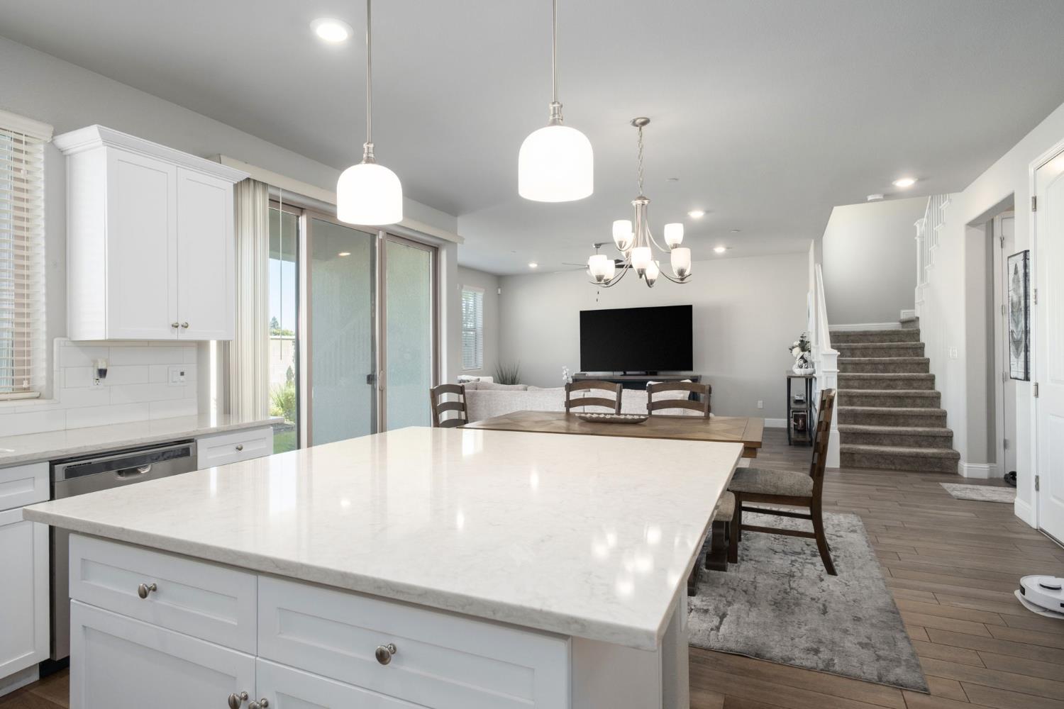 1530 E Via Lupino Dr, Fresno, CA 93730