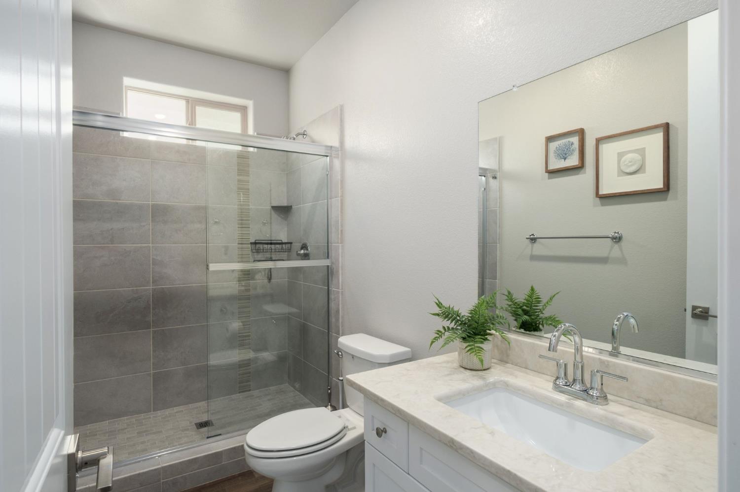 1530 E Via Lupino Dr, Fresno, CA 93730