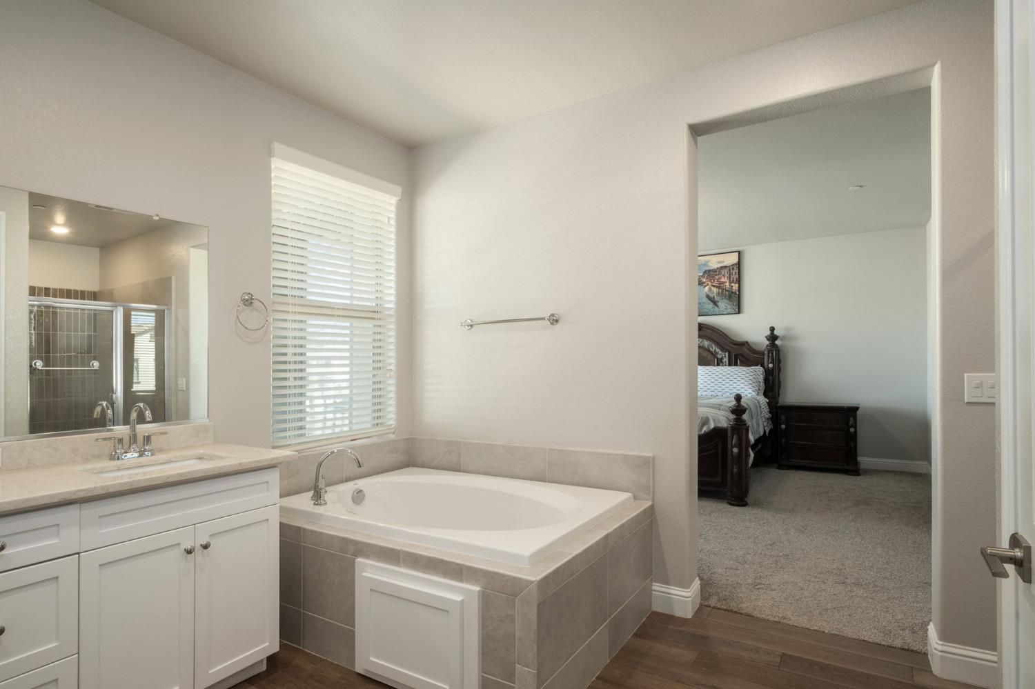 1530 E Via Lupino Dr, Fresno, CA 93730