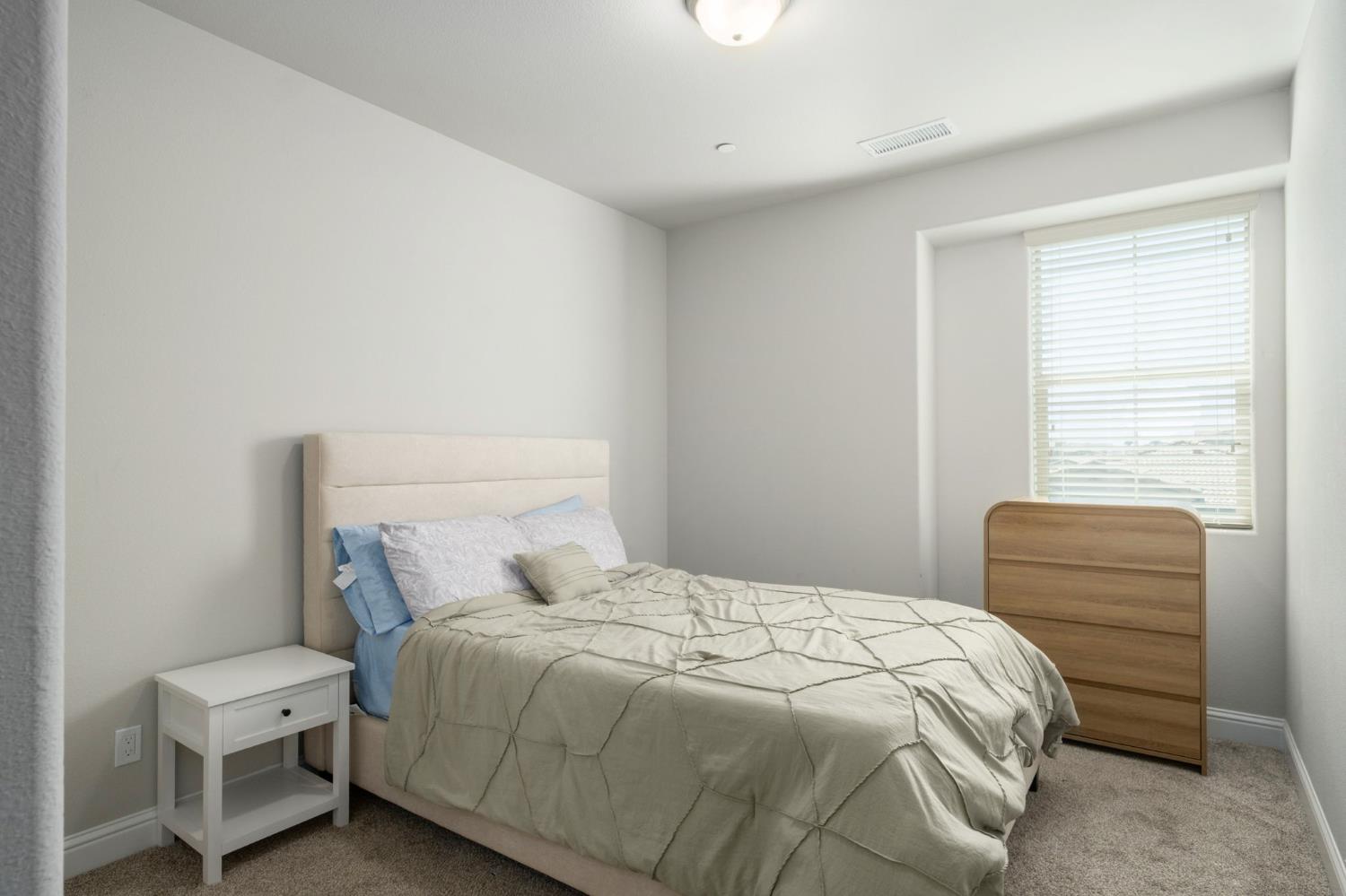 1530 E Via Lupino Dr, Fresno, CA 93730