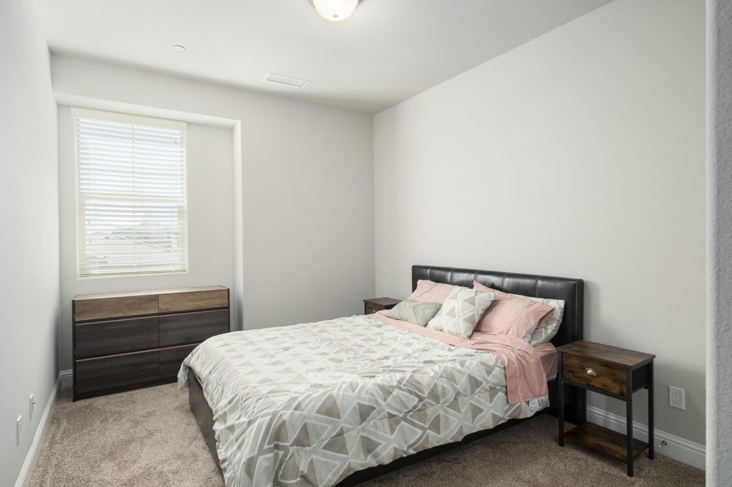 1530 E Via Lupino Dr, Fresno, CA 93730