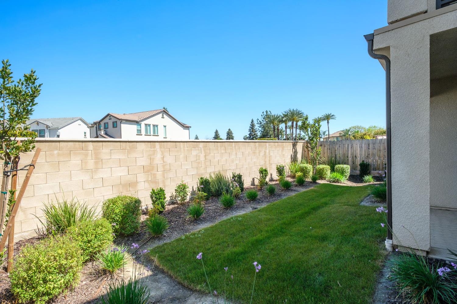 1530 E Via Lupino Dr, Fresno, CA 93730