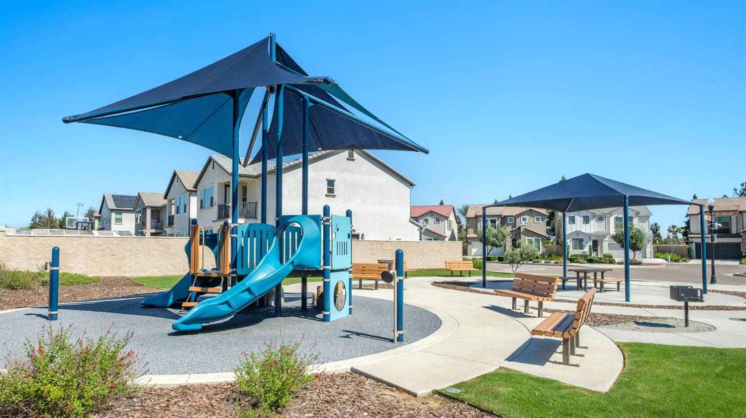 1530 E Via Lupino Dr, Fresno, CA 93730