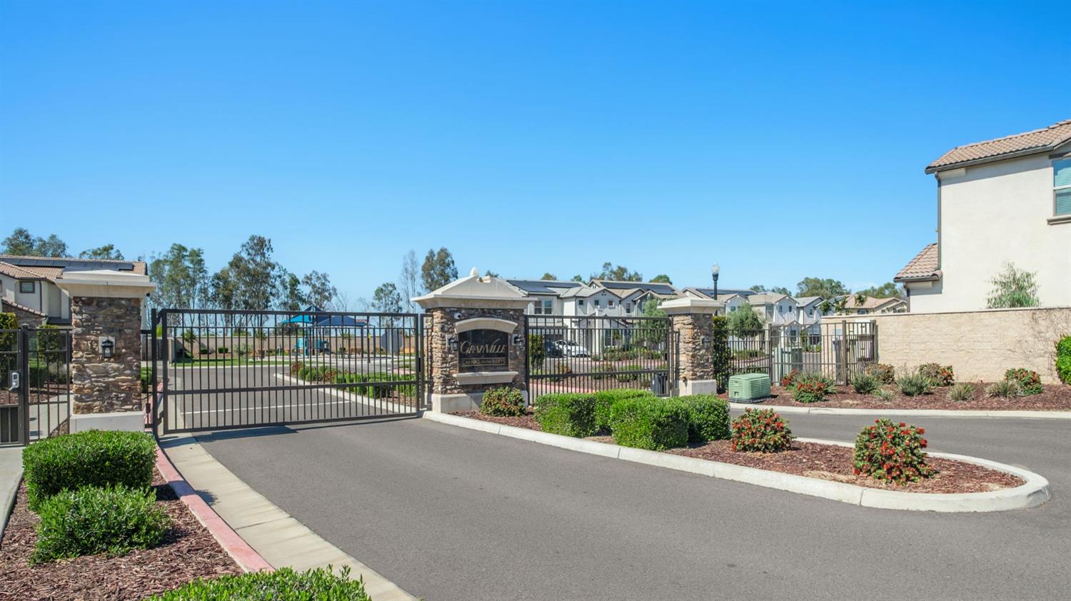 1530 E Via Lupino Dr, Fresno, CA 93730