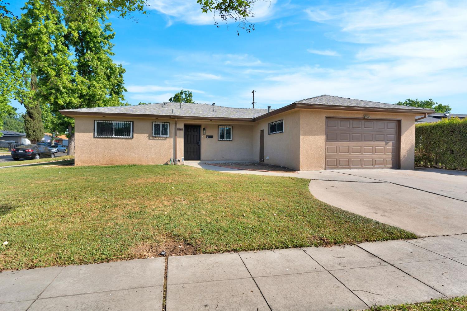 2544 W Dakota Ave, Fresno, CA 93705