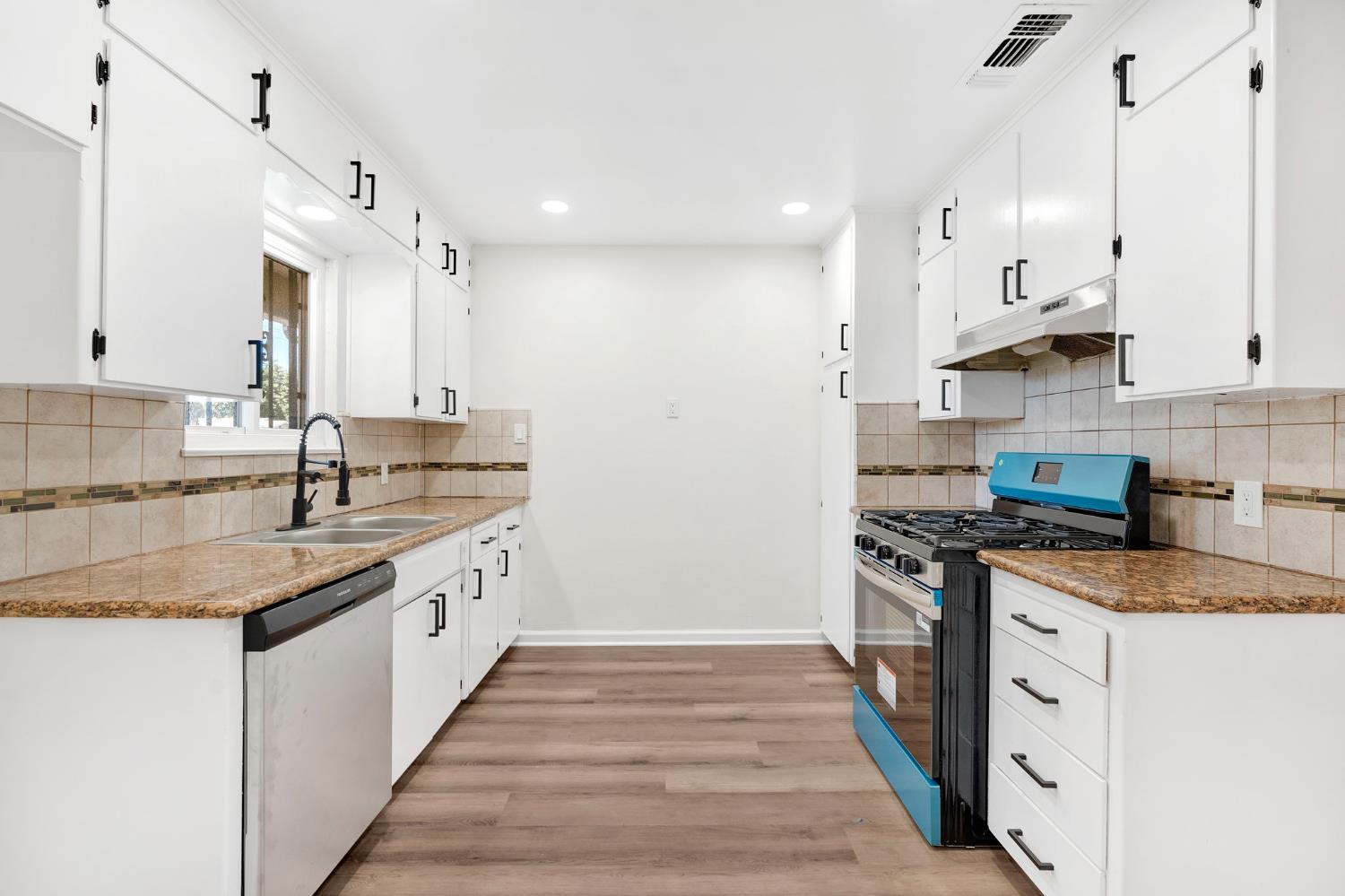 2544 W Dakota Ave, Fresno, CA 93705