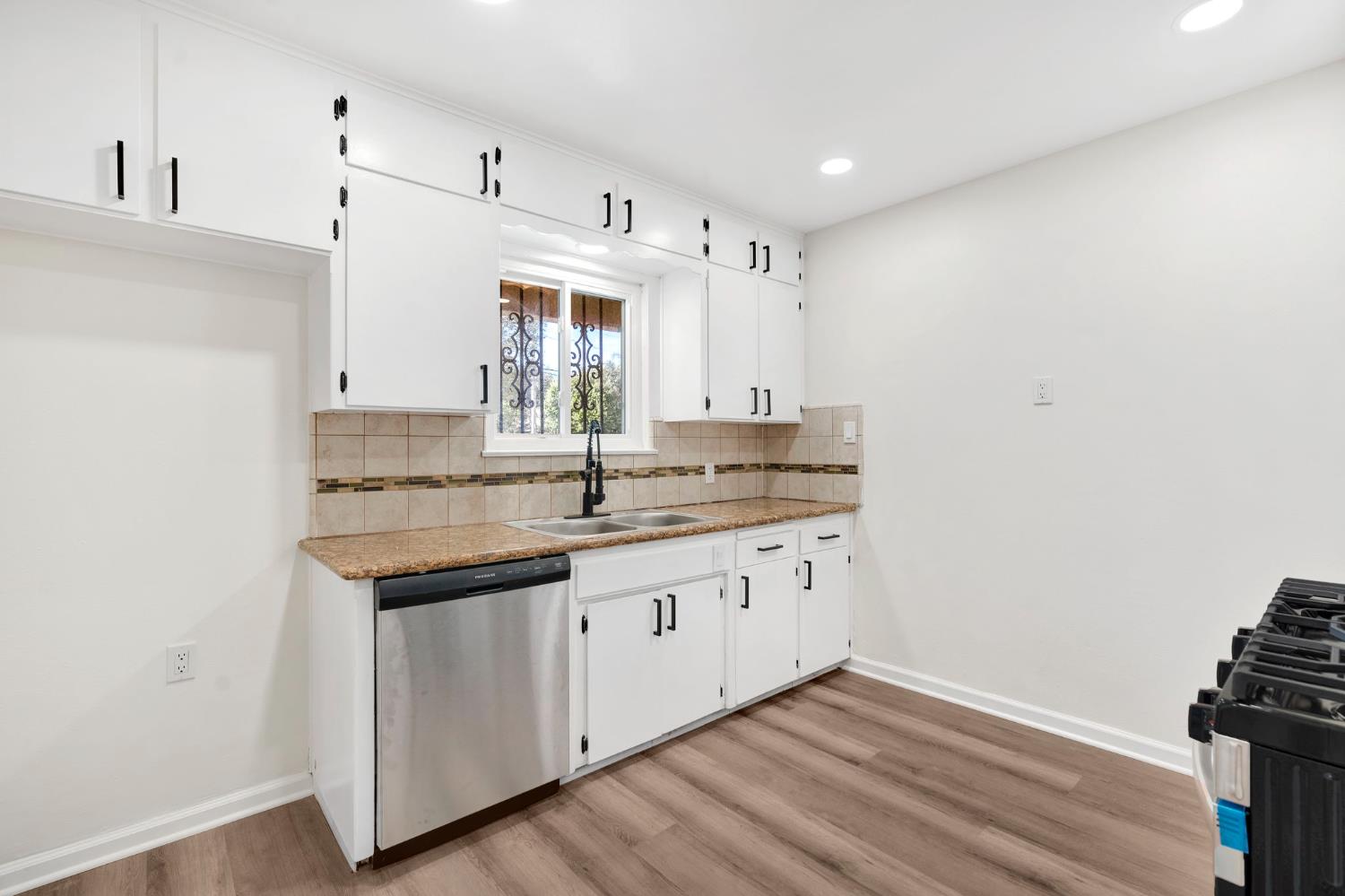 2544 W Dakota Ave, Fresno, CA 93705