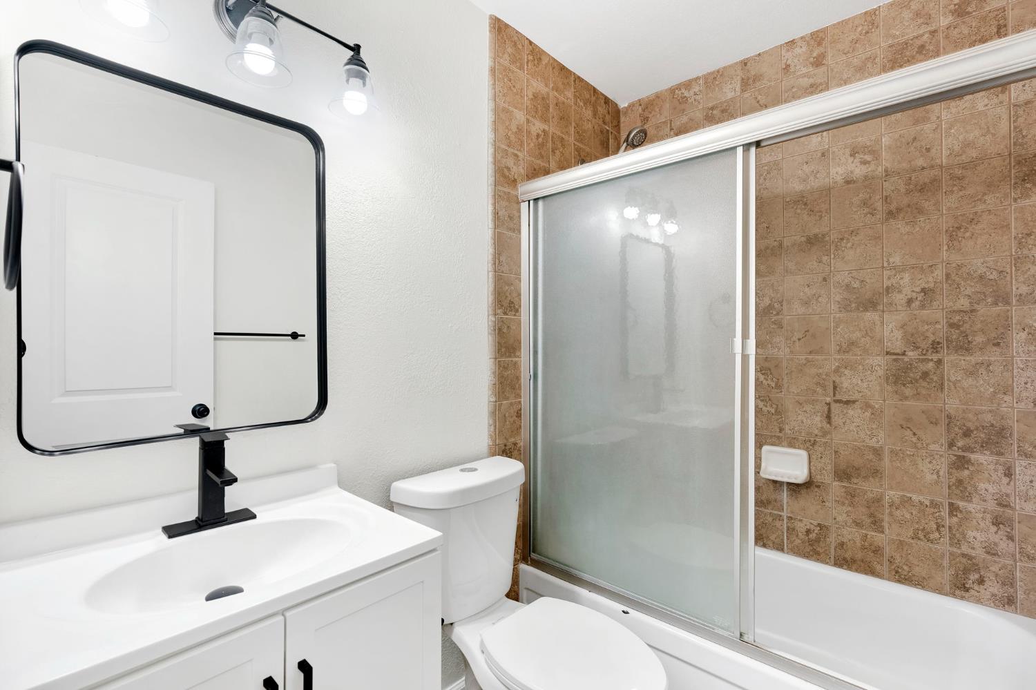 2544 W Dakota Ave, Fresno, CA 93705