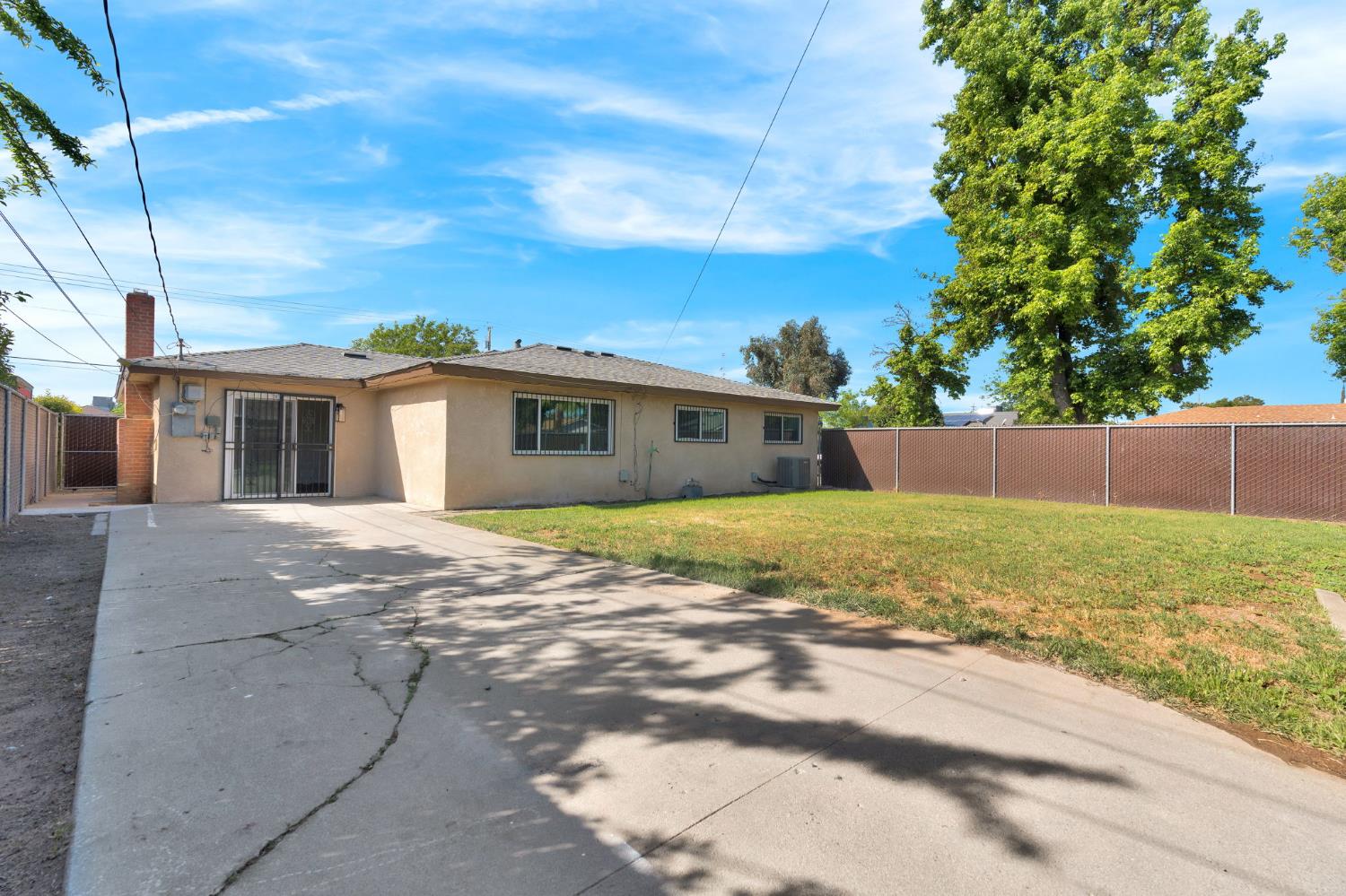 2544 W Dakota Ave, Fresno, CA 93705