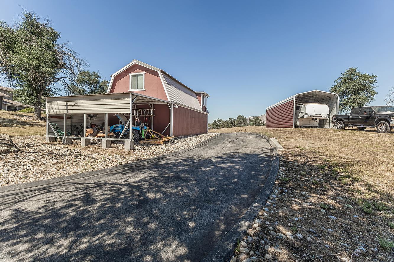 14049 Oak View Dr, Prather, CA 93651