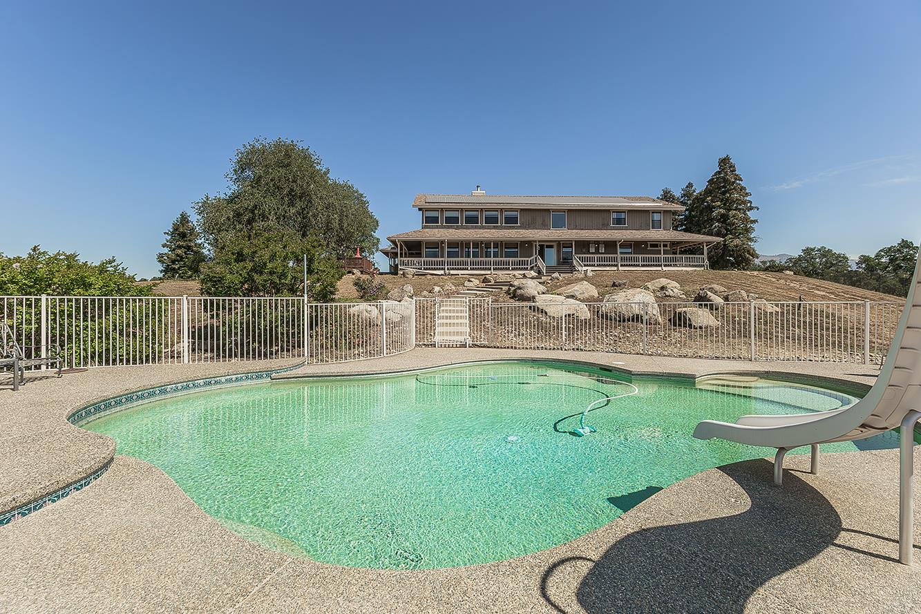 14049 Oak View Dr, Prather, CA 93651