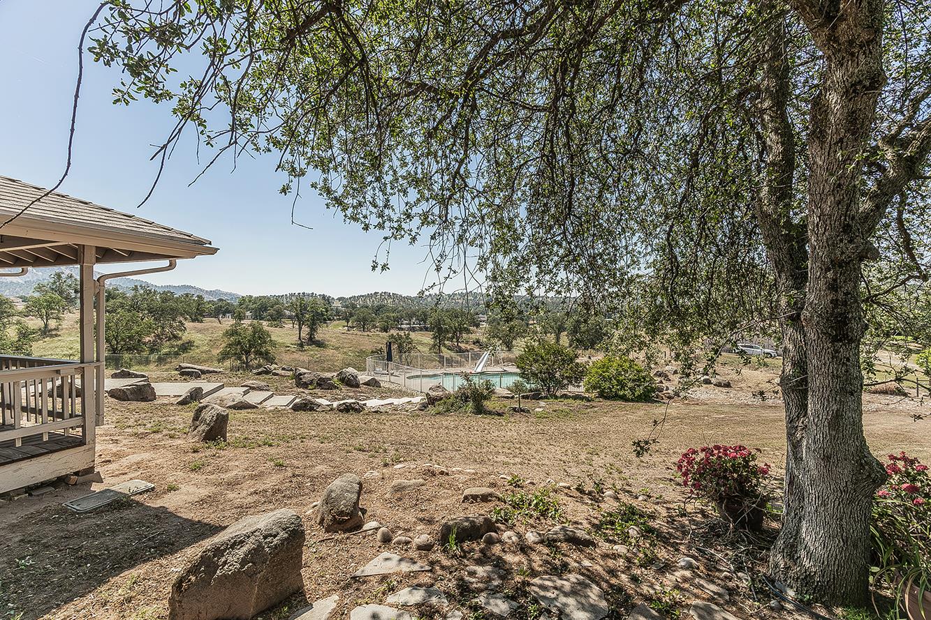 14049 Oak View Dr, Prather, CA 93651