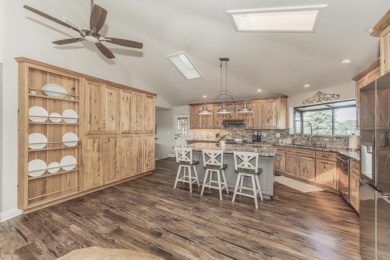 14049 Oak View Dr, Prather, CA 93651