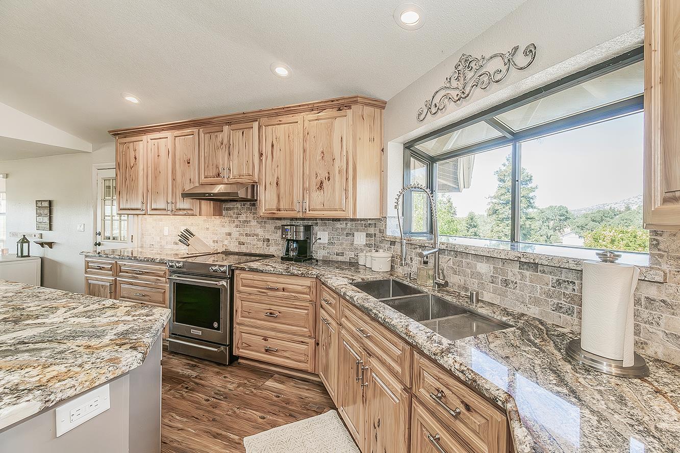 14049 Oak View Dr, Prather, CA 93651