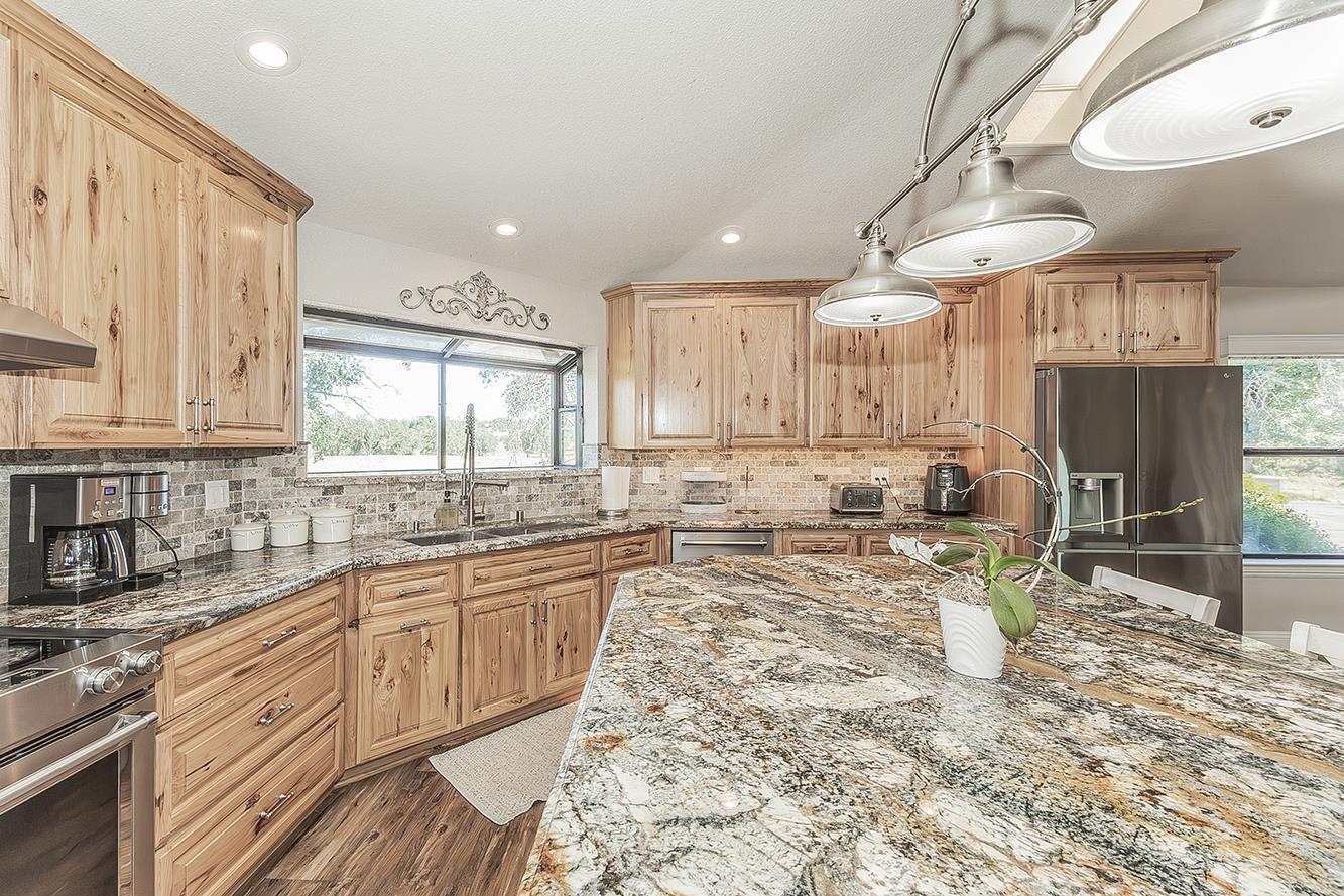 14049 Oak View Dr, Prather, CA 93651