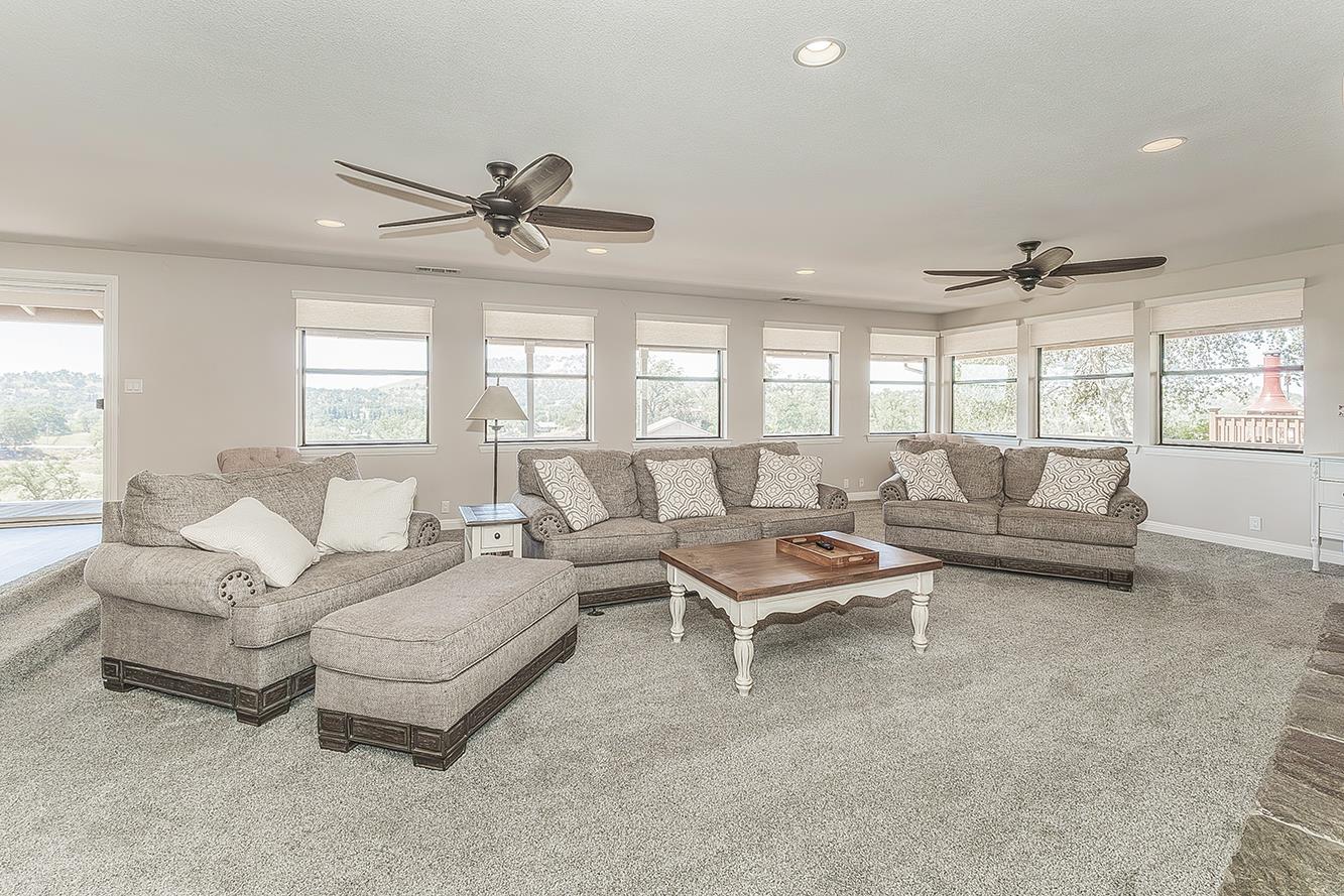 14049 Oak View Dr, Prather, CA 93651