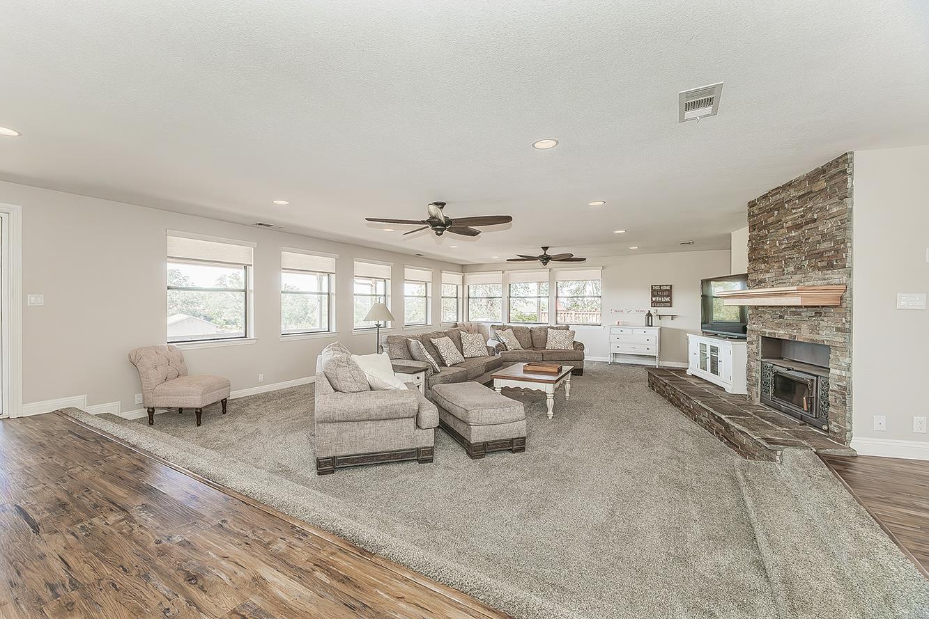 14049 Oak View Dr, Prather, CA 93651