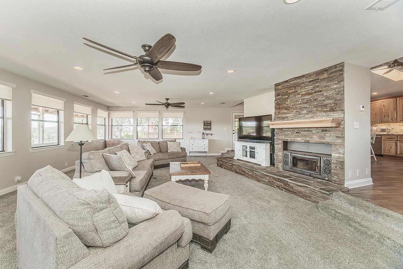 14049 Oak View Dr, Prather, CA 93651