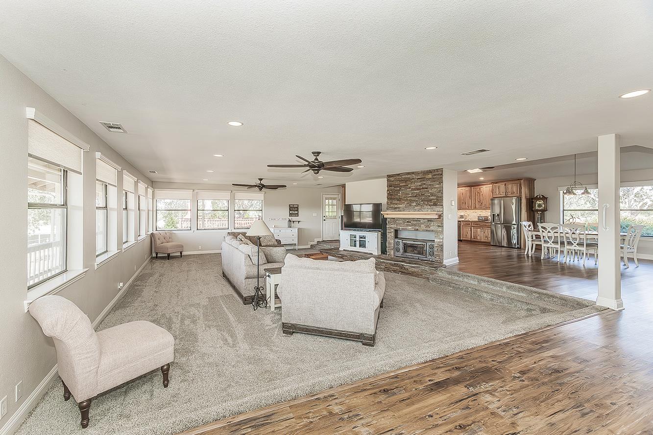 14049 Oak View Dr, Prather, CA 93651