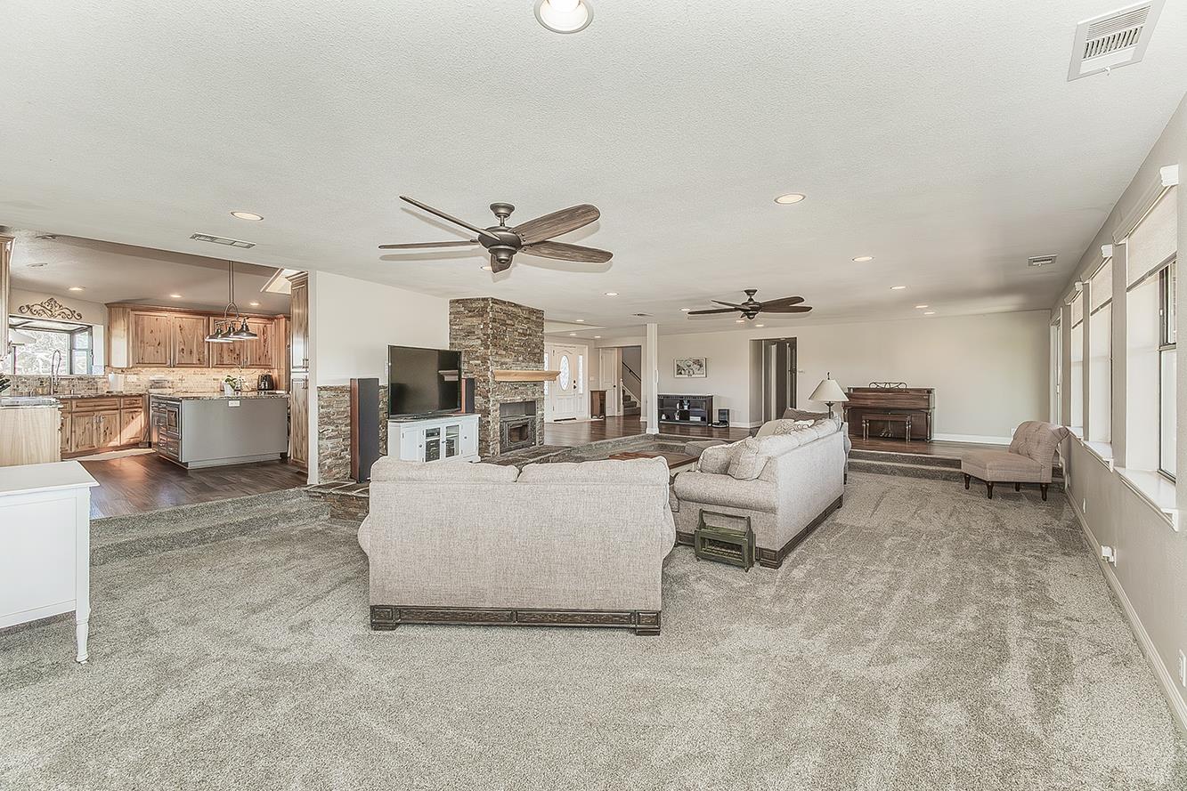 14049 Oak View Dr, Prather, CA 93651