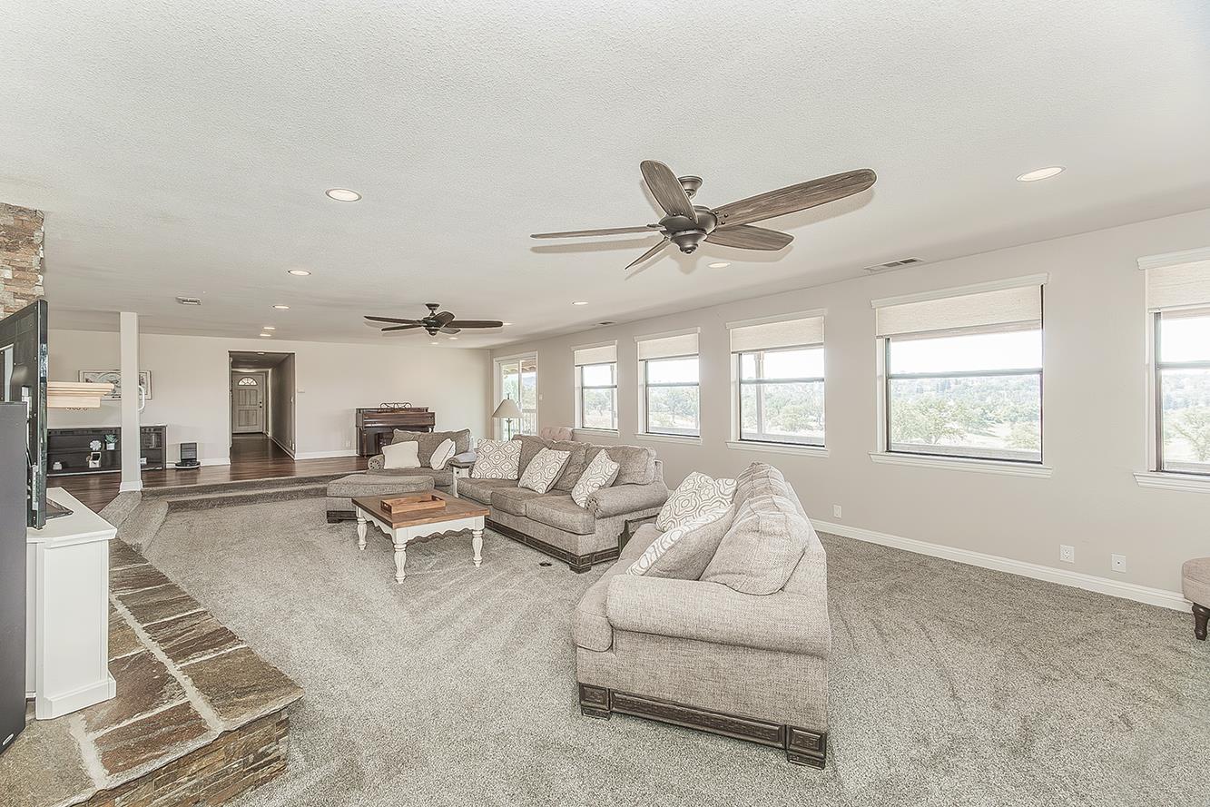 14049 Oak View Dr, Prather, CA 93651