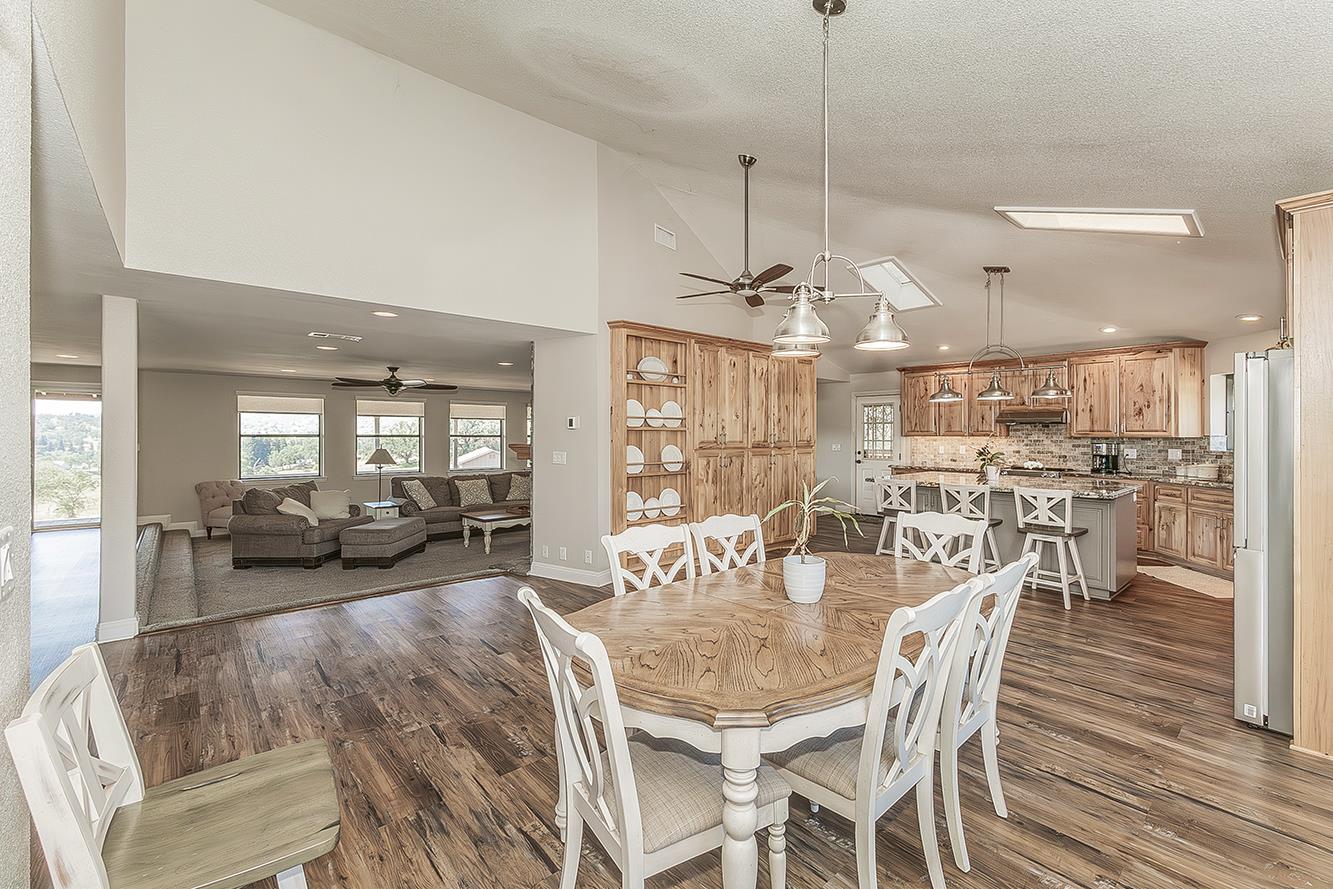 14049 Oak View Dr, Prather, CA 93651