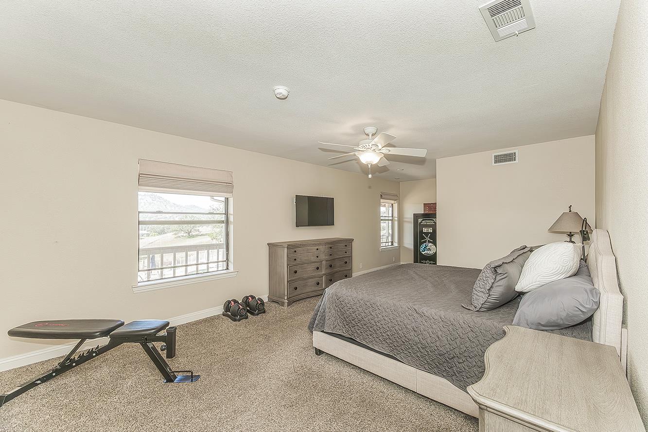 14049 Oak View Dr, Prather, CA 93651