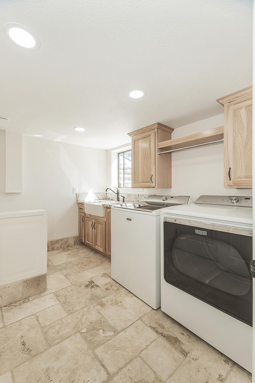 14049 Oak View Dr, Prather, CA 93651