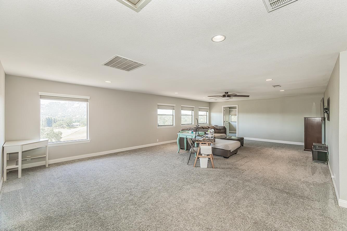 14049 Oak View Dr, Prather, CA 93651