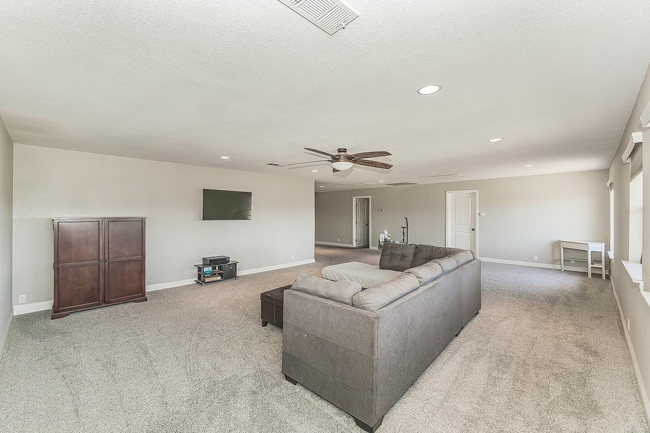 14049 Oak View Dr, Prather, CA 93651