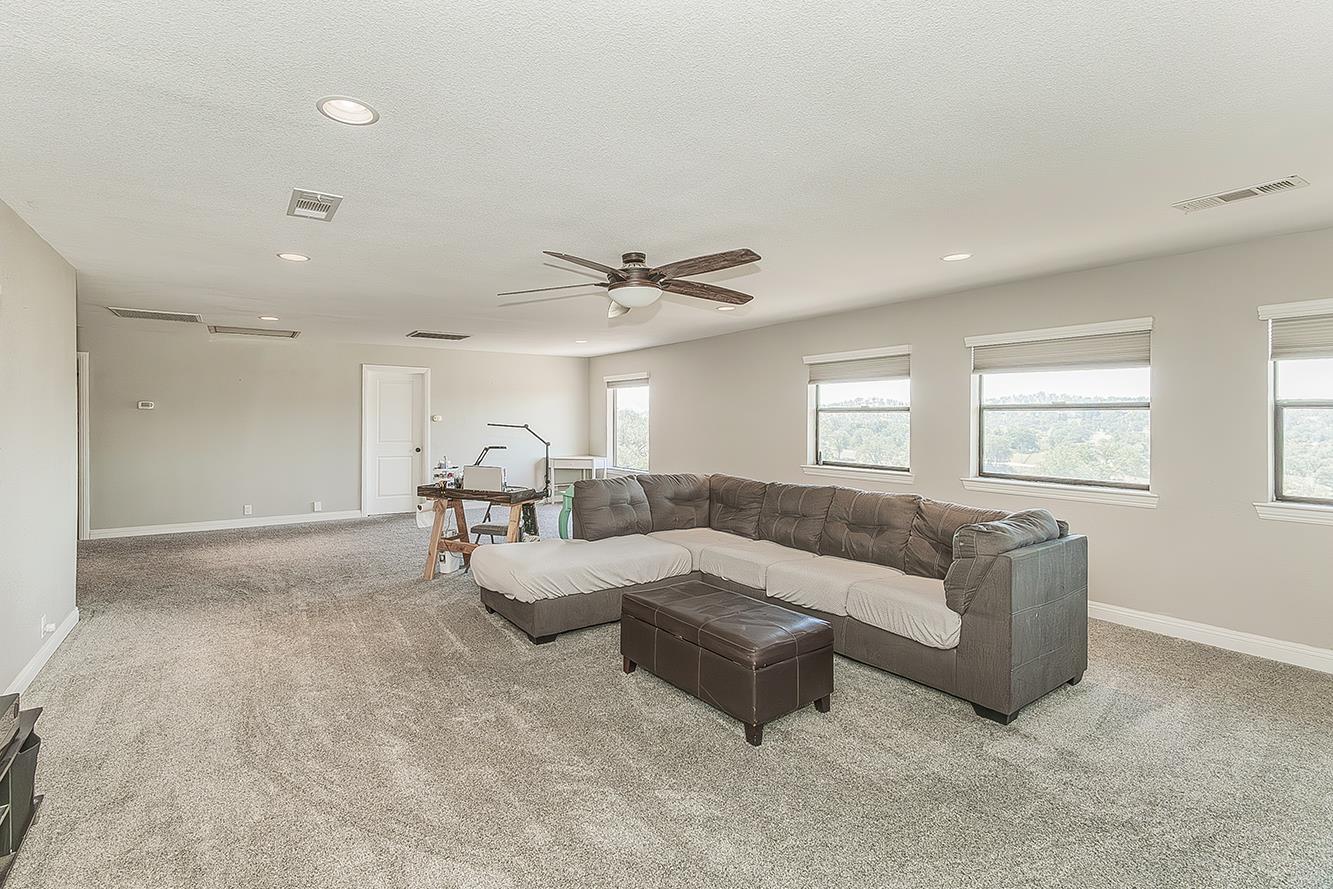 14049 Oak View Dr, Prather, CA 93651