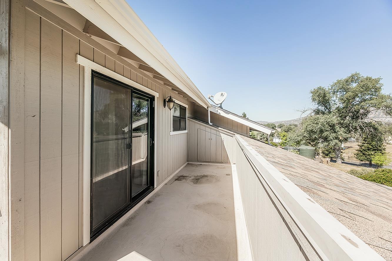 14049 Oak View Dr, Prather, CA 93651