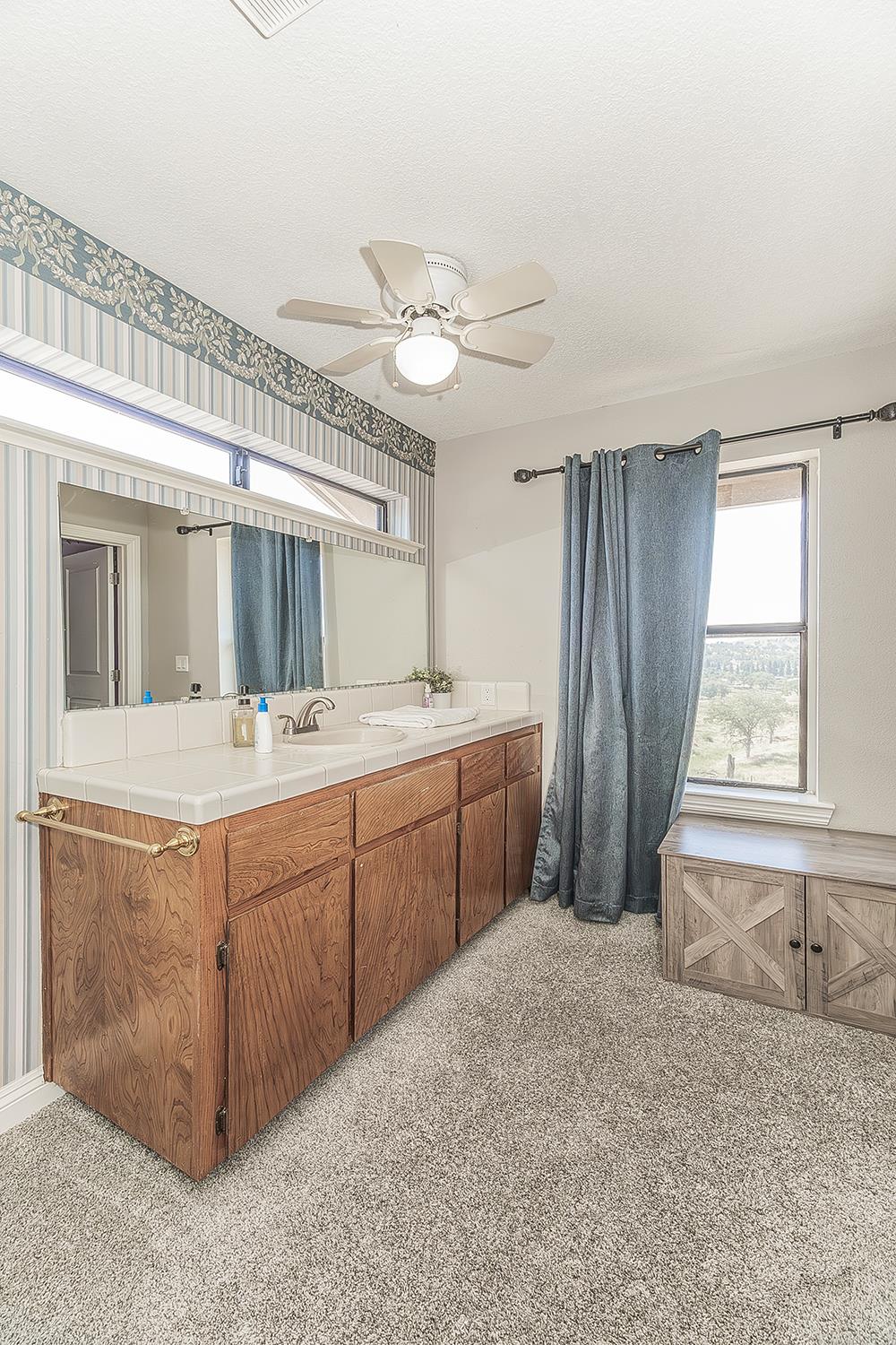 14049 Oak View Dr, Prather, CA 93651