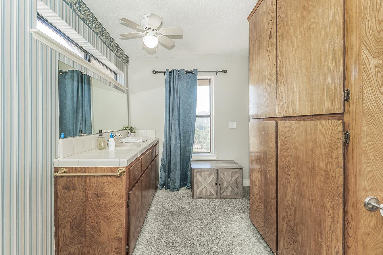 14049 Oak View Dr, Prather, CA 93651