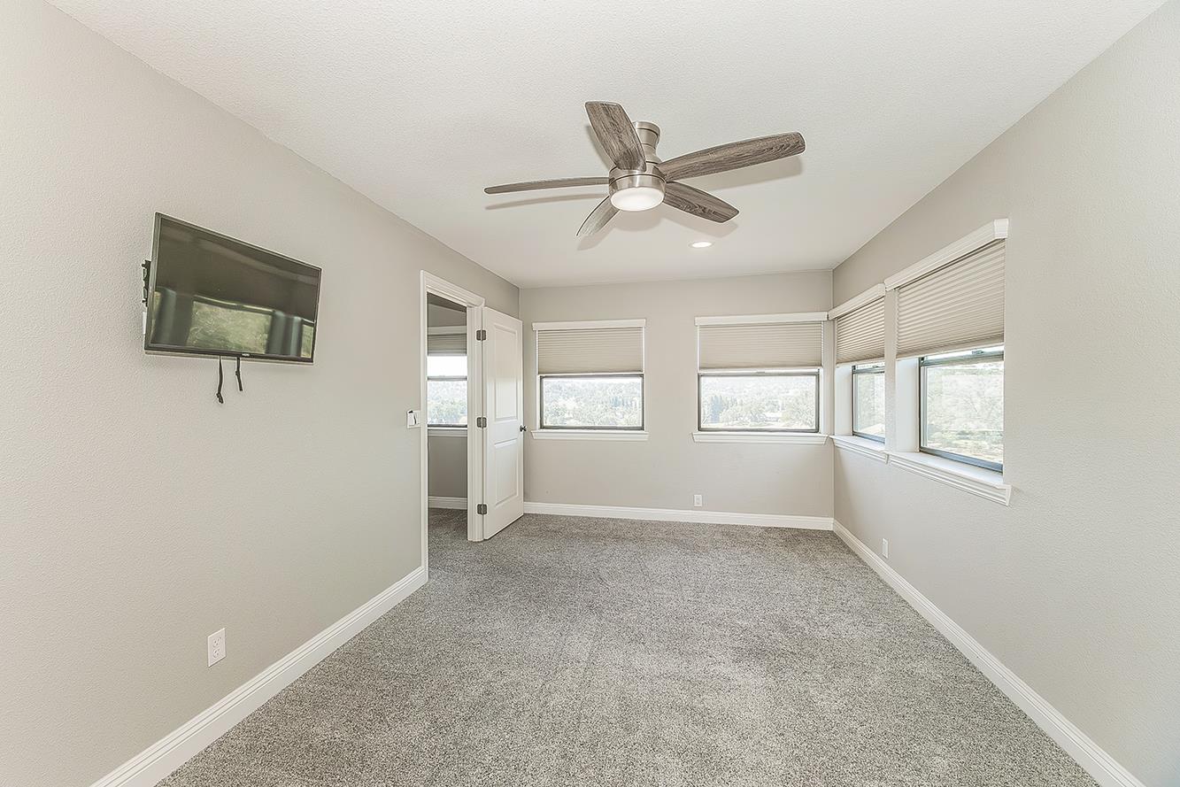 14049 Oak View Dr, Prather, CA 93651