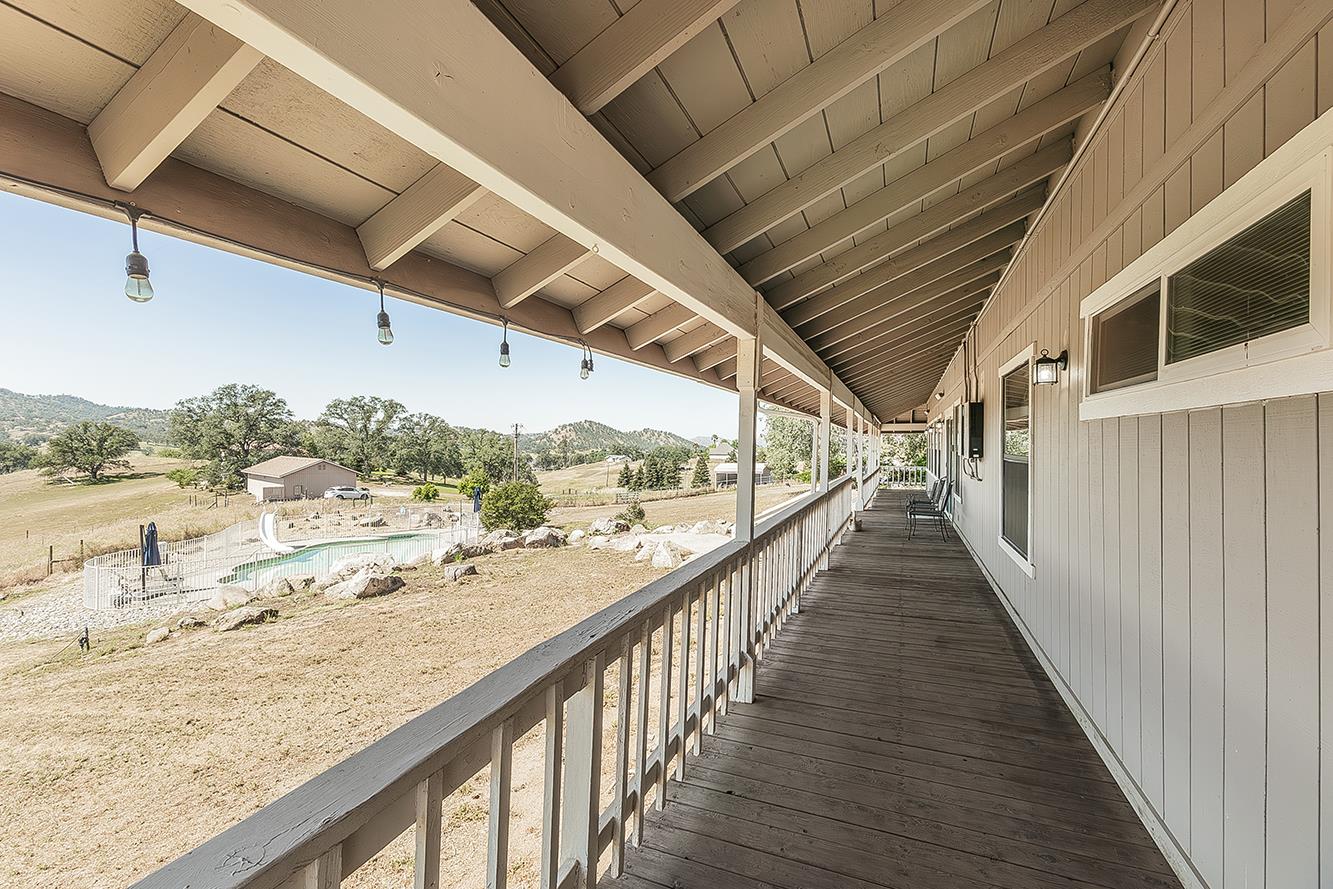 14049 Oak View Dr, Prather, CA 93651