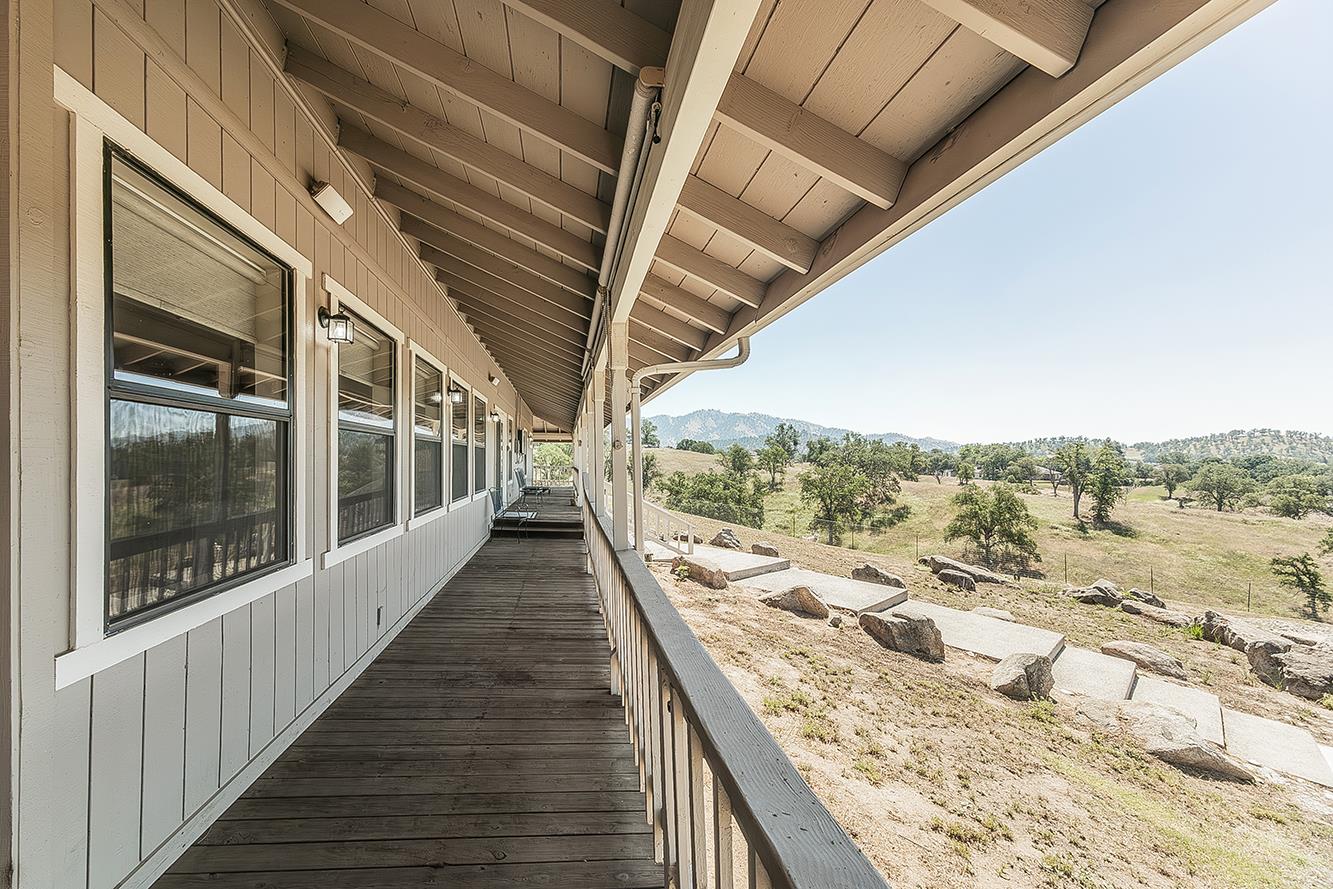 14049 Oak View Dr, Prather, CA 93651