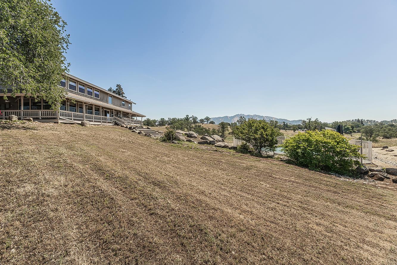 14049 Oak View Dr, Prather, CA 93651