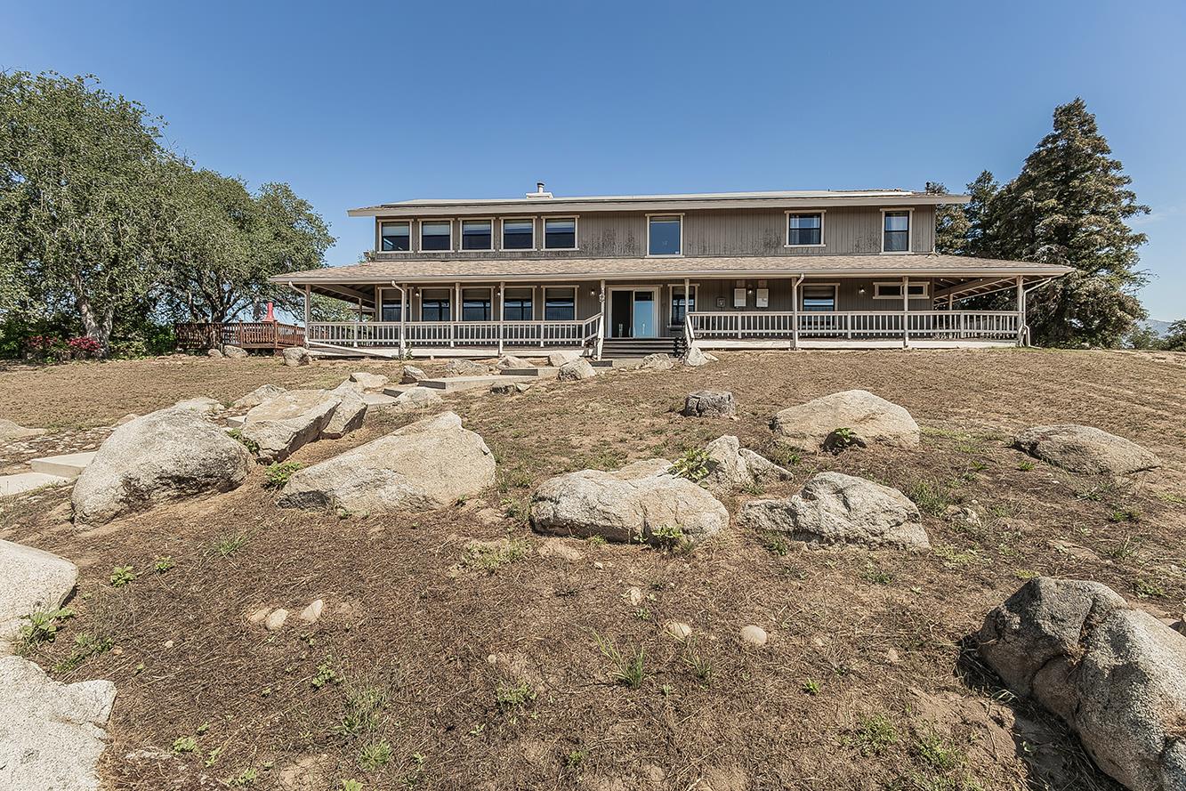 14049 Oak View Dr, Prather, CA 93651