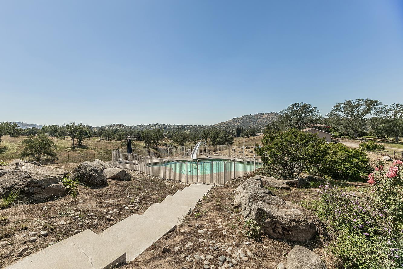 14049 Oak View Dr, Prather, CA 93651