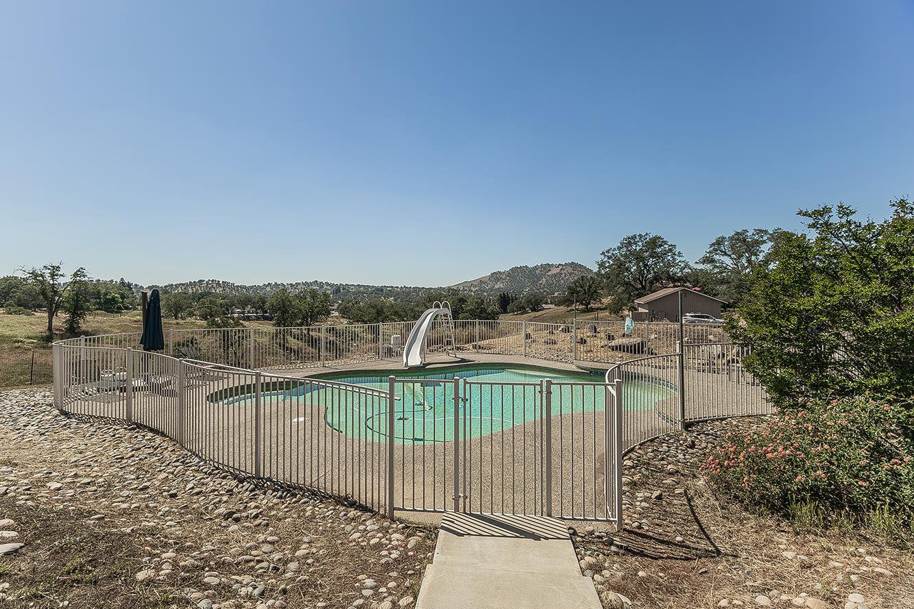 14049 Oak View Dr, Prather, CA 93651